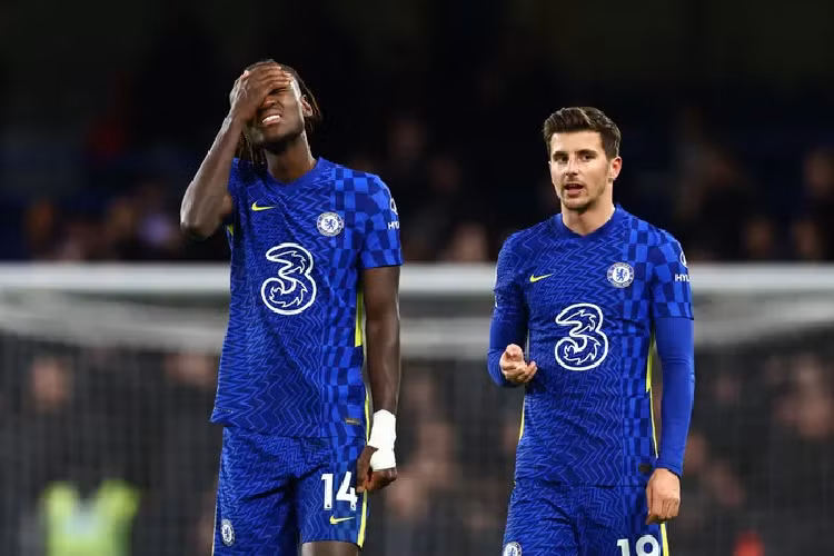 Về phía Chelsea, trận hòa 1-1 khiến đội bóng thành London bị Man City thu hẹp khoảng cách xuống chỉ còn 1 điểm. Trước đó, "The Cityzens" đánh bại West Ham trên sân nhà với tỷ số 2-1. 