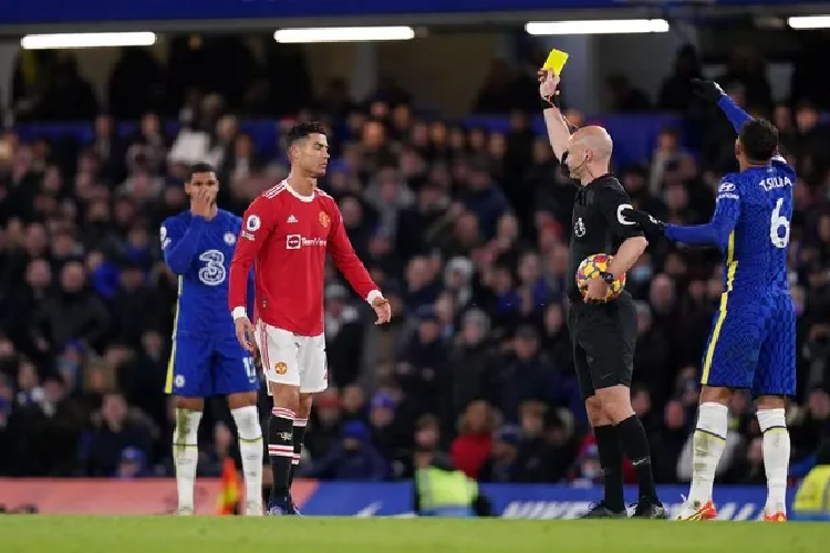 Trước đó, CR7 còn phải nhận một thẻ vàng vì lỗi phản ứng. Kể từ khi đầu quân cho Man United vào năm 2003, Ronaldo đối đầu Chelsea 11 trận tại giải Ngoại hạng Anh nhưng anh chưa ghi bàn nào. 