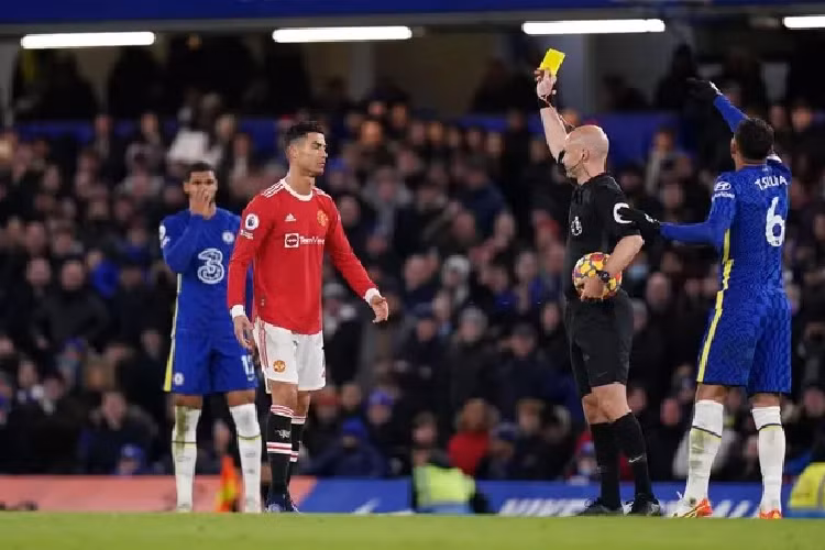 Trước đó, CR7 còn phải nhận một thẻ vàng vì lỗi phản ứng. Kể từ khi đầu quân cho Man United vào năm 2003, Ronaldo đối đầu Chelsea 11 trận tại giải Ngoại hạng Anh nhưng anh chưa ghi bàn nào. 