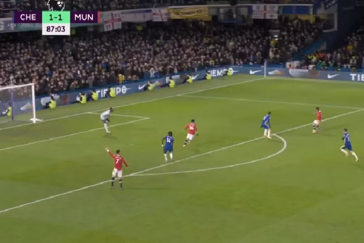 30 phút là không đủ để Ronaldo chứng tỏ bản thân. Anh thi đấu nỗ lực nhưng không tạo ra cơ hội nào đáng kể. Phút 88, tiền đạo 36 tuổi chọn vị trí thuận lợi và liên tục xin bóng từ Fred. Tuy nhiên, số 17 của "Quỷ đỏ" lại dứt điểm ngay và bị Edouard Mendy bắt gọn. 