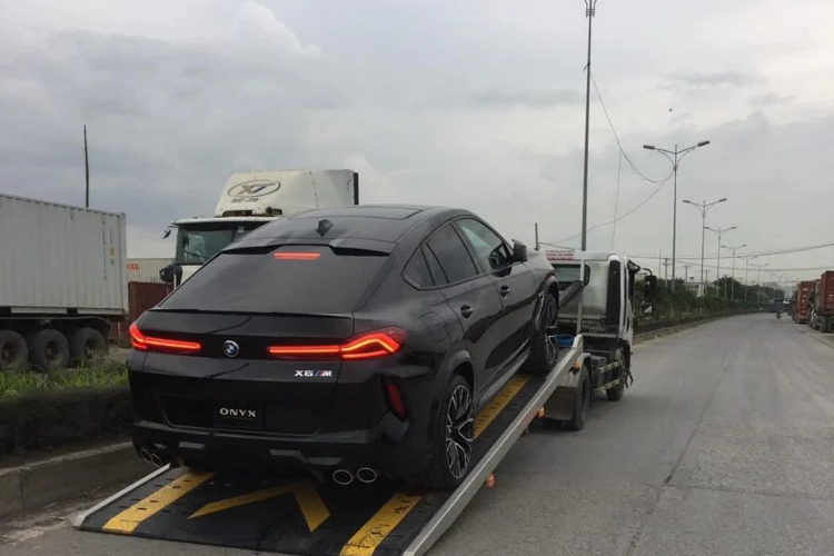 Hiện chưa rõ mức giá xe BMW X6 M 2021 tại Việt Nam sau thuế. Tại thị trường Mỹ, xe có giá bán khởi điểm từ 109.400 USD (khoảng 2,48 tỷ đồng), mức giá chưa bao gồm thuế phí và các tùy chọn đi kèm. Giá cao, động cơ V8 mạnh mẽ, độc đáo và khác biệt, chiếc BMW X6 M này chỉ phù hợp với những khách hàng “Bimmer” yêu thích lái xe, có điều kiện kinh tế khá giả và rất chịu chơi.