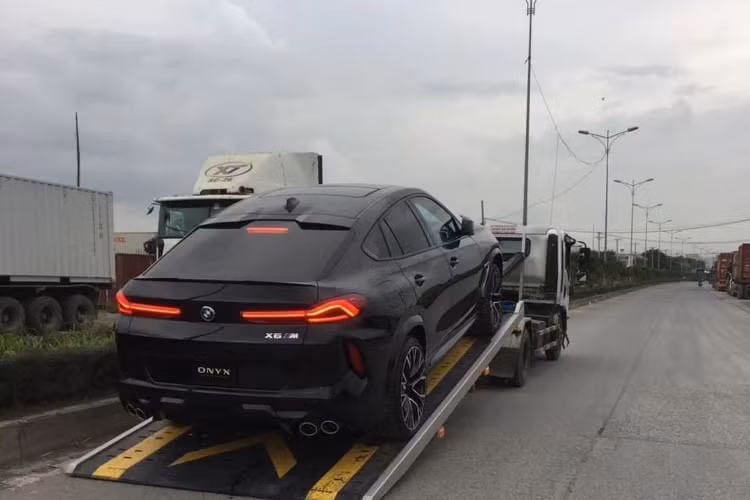 Hiện chưa rõ mức giá xe BMW X6 M 2021 tại Việt Nam sau thuế. Tại thị trường Mỹ, xe có giá bán khởi điểm từ 109.400 USD (khoảng 2,48 tỷ đồng), mức giá chưa bao gồm thuế phí và các tùy chọn đi kèm. Giá cao, động cơ V8 mạnh mẽ, độc đáo và khác biệt, chiếc BMW X6 M này chỉ phù hợp với những khách hàng “Bimmer” yêu thích lái xe, có điều kiện kinh tế khá giả và rất chịu chơi.