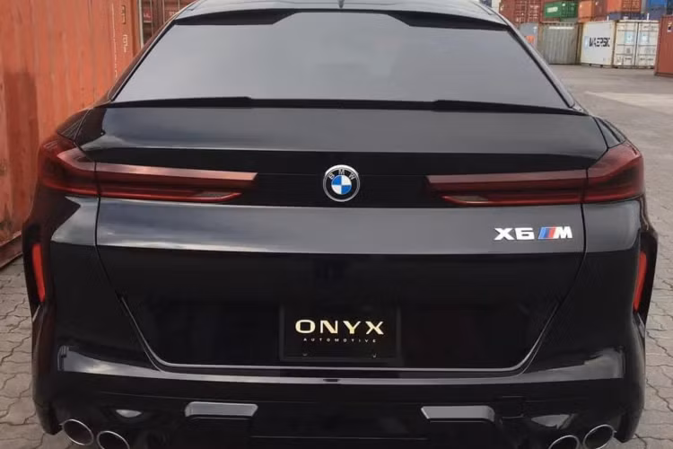 Bên dưới nắp ca-pô BMW X6 M sử dụng động cơ xăng V8 dung tích 4.4L tăng áp kép M TwinPower (twin-turbocharged) cho công suất tối đa 600 mã lực (hoặc 617 mã lực trên phiên bản Competition) tại 6.000 vòng/phút và mô-men xoắn cực đại 749Nm tại 1.800 vòng/phút.