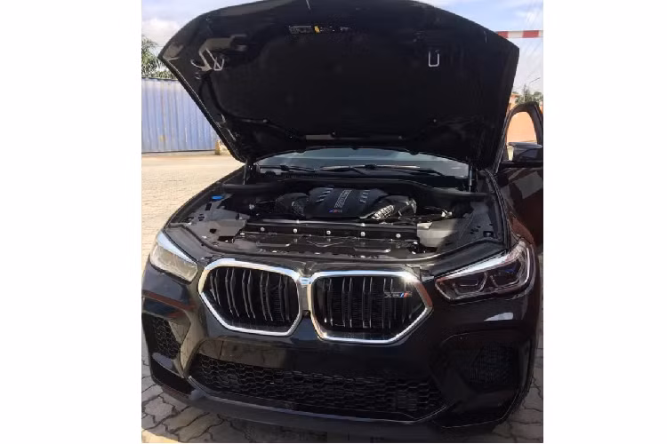 Sức mạnh được truyền xuống bốn bánh (M xDrive) thiết lập thiên về cầu sau, tiêu chuẩn khoá vi sai M để tăng khả năng bám đường và cải thiện khả năng xử lý. Xe sử dụng hộp số tự động 8 cấp (8AT) M Sport cho phép sang số tay thông qua lẫy chuyển số.