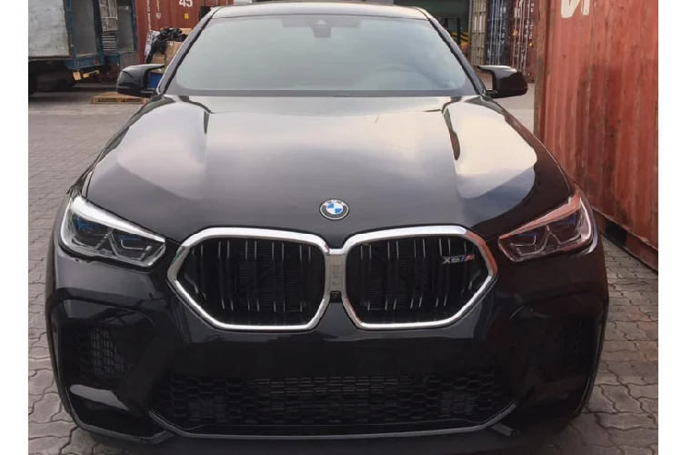 So với BMW X6 xDrive40i M Sport nhập khẩu chính hãng, ngoại thất X6 M mang ngoại thất thể thao hơn với bodykit M Sport. “Dàn chân” sử dụng bộ mâm M Sport kích thước tiêu chuẩn 21 inch cho lốp trước và 22 inch cho lốp sau, đi cùng với phanh M Sport thể thao.