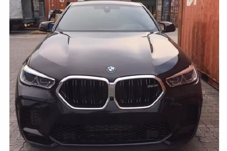 So với BMW X6 xDrive40i M Sport nhập khẩu chính hãng, ngoại thất X6 M mang ngoại thất thể thao hơn với bodykit M Sport. “Dàn chân” sử dụng bộ mâm M Sport kích thước tiêu chuẩn 21 inch cho lốp trước và 22 inch cho lốp sau, đi cùng với phanh M Sport thể thao.