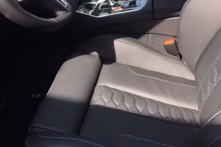 Chưa hết, X6 M còn được trang bị tiêu chuẩn màn hình hiển thị thông tin trên kinh lái (M Head-up Display). Các tính năng an toàn của xe như Cảnh báo va chạm phía trước, Cảnh báo Chệch làn đường, Phát hiện điểm mù chủ động và thông tin giới hạn tốc độ. Bên cạnh Gói hỗ trợ lái (Driving Assistance Professional Package) là tùy chọn với nhiều trang bị an toàn hơn, bao gồm hỗ trợ chuyển làn, cảnh báo phương tiện cắt ngang...