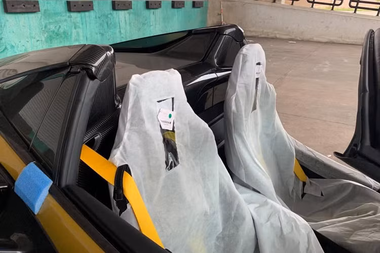 Siêu xe mui trần McLaren 720S Spider cũng chỉ cần thời gian 7,9 giây để tăng tốc từ 0-200 km/h trước khi đạt vận tốc tối đa 341 km/h tương tự như bản Coupe.