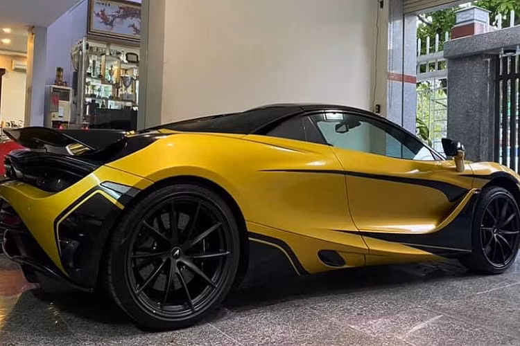 Số lượng dòng siêu xe mui trần McLaren 720S Spider tại Việt Nam phải hơn 8 chiếc và nhiều chiếc mang màu sơn không đụng hàng nhau. Phần lớn siêu xe mui trần McLaren 720S Spider đều định cư tại TP HCM và có khoảng 2 chiếc tại Đà Nẵng. Mới đây, 1 trong 2 chiếc McLaren 720S Spider ở thành phố đáng sống nhất Việt Nam đã được chủ nhân làm mới diện mạo của xe.