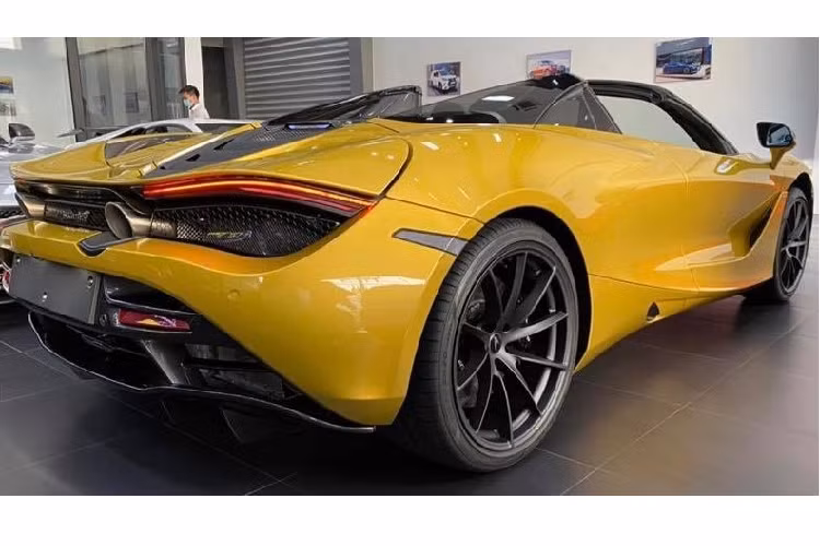 So với phiên bản Coupe đã sở hữu trước đó, chiếc siêu xe mui trần McLaren 720S Spider của doanh nhân Việt vẫn sở hữu khối động cơ V8 có sức mạnh đáng kinh ngạc nhưng dòng xe này lại có lợi thế lớn đó chính là việc mui xe có thể dễ dàng đóng mở chỉ thông qua một nút bấm đặt trong khoang lái.