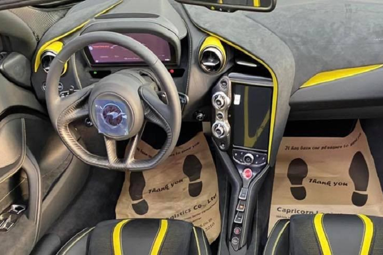 Điểm khác biệt dễ nhận ra nhất giữa McLaren 720S Spider với bản Coupe chính là việc phần mui xếp cứng bằng sợi carbon của siêu xe này chỉ mất thời gian 11 giây để thực hiện thao tác đóng hoặc mở mui xe. Phần mui xếp cứng của siêu xe McLaren 720S Spider vẫn hoạt động tốt ngay cả khi xe lăn bánh, tuy nhiên, hãng McLaren yêu cầu khách hàng phải đảm bảo tốc độ của xe dưới 50 km/h.