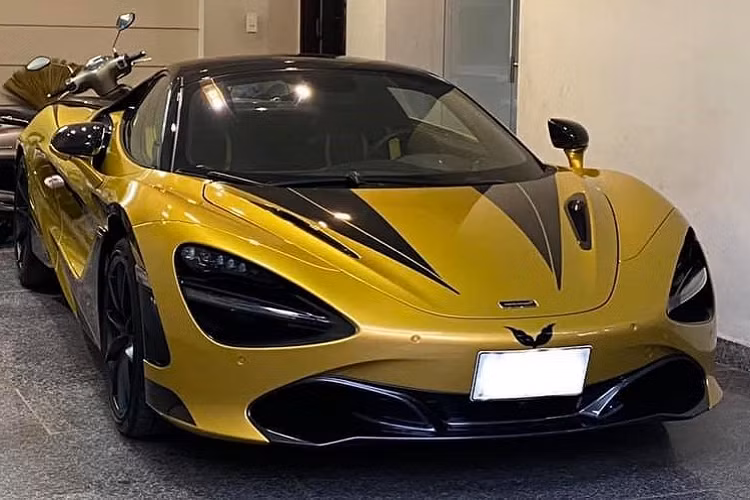 Dựa trên nền sơn vàng Solis Elite của siêu xe McLaren 720S Spider, chủ nhân đã dán lại các hoạ tiết màu đen nhám để tạo nên tổng thể mới mẻ cho siêu xe mui trần nhanh nhất Việt Nam hiện nay. Có thể thấy rằng, ở phần mặt tiền của chiếc siêu xe McLaren 720S Spider màu vàng Solis Elite được trang trí thêm 2 sọc kép màu đen chạy dọc song song nhau. Ngoài ra là 2 bên ốp đầu xe có thêm đề-can màu đen để tạo điểm nhấn cho phần đầu xe. Tương tự là phần bên hông xe có nhiều đề-can màu đen.