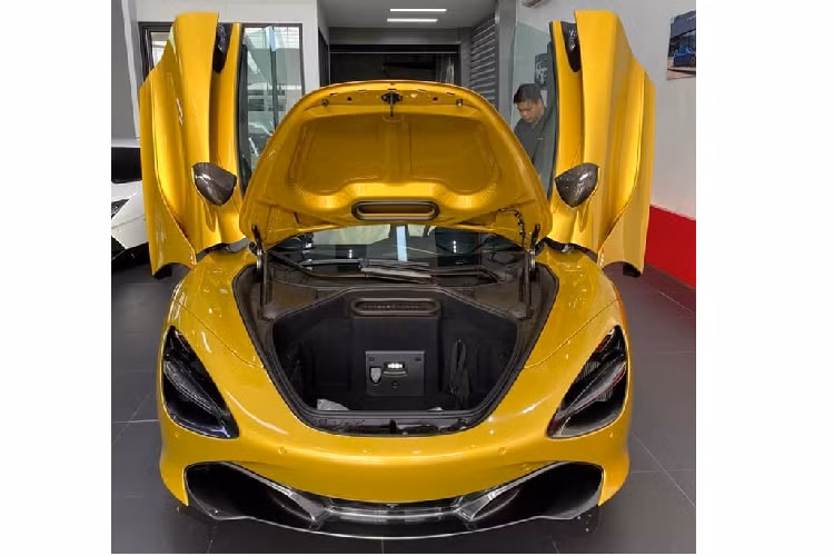 Siêu xe McLaren 720S Spider vẫn được trang bị khối động cơ xăng V8, tăng áp kép, dung tích 4.0 lít, sản sinh công suất tối đa 710 mã lực và mô-men xoắn cực đại 769 Nm.
