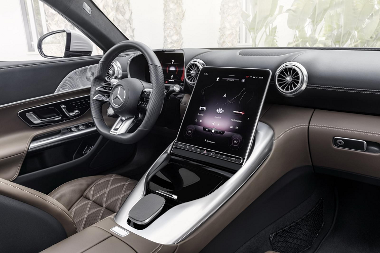 Ở hệ thống treo, siêu xe Mercedes-AMG SL 2022 mui trần sử dụng hệ thống treo trước 5 tay đòn, phanh carbon-sứ, cầu sau có khả năng đánh lái. Bản trang bị SL 63 cao cấp hơn sẽ được bổ sung hệ thống treo bóng hơi và tính năng kiểm soát chống lật chủ động. Điểm khác nhau giữa hai bản trang bị chính là kẹp phanh màu đỏ trên SL 55 thay vì màu vàng của bản SL 63.