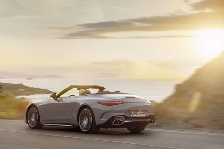 Về lựa chọn động cơ, Mercedes-AMG mang đến cho AMG SL tổng cộng 3 tuỳ chọn gồm hai động cơ V8 4.0L và một tuỳ chọn máy PHEV V6 sẽ được bổ sung sau. Cụ thể, bản trang bị SL 55 thấp nhất sẽ được trang bị động cơ V8 4.0L công suất 470 mã lực và mômen xoắn cực đại 700 Nm; trong khi đó bản SL 63 cao cấp hơn sử dụng động cơ tương tự nhưng có công suất 577 mã lực và mômen xoắn cực đại 800 Nm nhờ hệ thống turbo mạnh hơn cùng một số hiệu chỉnh ở phần mềm.