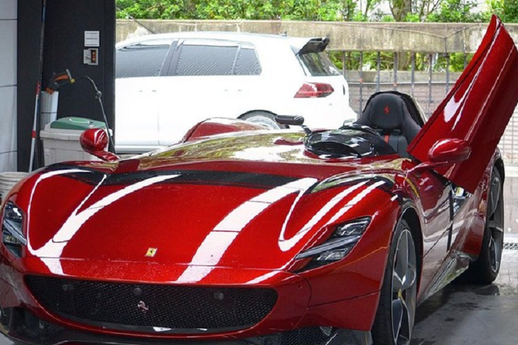 Không chỉ thế, khi vận chuyển chiếc siêu xe triệu đô McLaren Elva màu xanh nhám từ xe chuyên dụng vào đại lý McLaren ở thủ đô Tokyo, Nhật Bản, người lái cùng chiếc xe không mui này bị một cơn mưa lớn bất chợt làm cho họ ướt sũng.