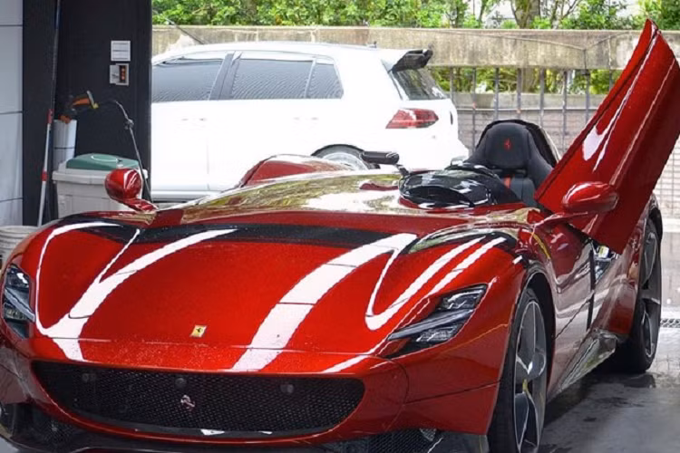 Không chỉ thế, khi vận chuyển chiếc siêu xe triệu đô McLaren Elva màu xanh nhám từ xe chuyên dụng vào đại lý McLaren ở thủ đô Tokyo, Nhật Bản, người lái cùng chiếc xe không mui này bị một cơn mưa lớn bất chợt làm cho họ ướt sũng.