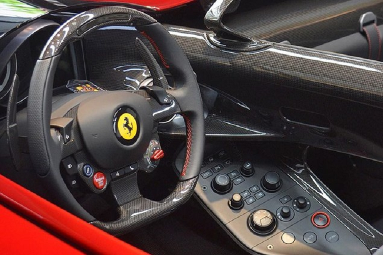 Về mặt thiết kế bên ngoài, Ferrari Monza SP1 và Ferrari Monza SP2 chỉ khác nhau ở chỗ ngồi nhưng về lâu dài, giá trị mà siêu xe Ferrari Monza SP1 mang đến sẽ tốt hơn Ferrari Monza SP2. Lý do là đa phần khách hàng sẽ chọn mua Ferrari Monza SP2 nên số lượng Ferrari Monza SP1 không nhiều và sẽ trở thành hàng hiếm nên rất dễ tăng giá chóng mặt sau vài năm có mặt trên thị trường.