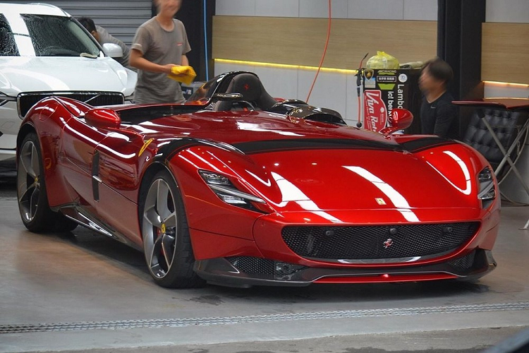 Thiết kế của siêu xe Ferrari Monza SP1 lấy cảm hứng từ các dòng xe Barchetta trong quá khứ, đặc biệt là 166 MM 1948 cũng như 750 Monza của thập niên '50. Cửa mở của Ferrari Monza SP1 sẽ đẩy về phía trước giống kiểu cửa cắt kéo, điều này giúp cho việc ra vào khoang lái của siêu xe Ferrari Monza SP1 dễ dàng hơn