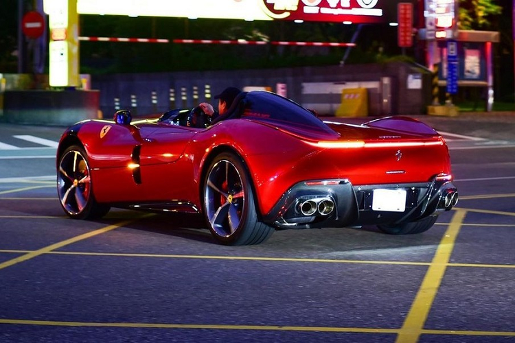 Động cơ mạnh mẽ này sẽ giúp siêu xe Ferrari Monza SP1 đầu tiên đến Đài Loan chỉ mất thời gian 2,9 giây để tăng tốc lên 100 km/h từ vị trí xuất phát, thêm 5 giây nữa để đạt tốc độ 200 km/h trước khi chạm ngưỡng tốc độ tối đa của xe vào khoảng 300 km/h.