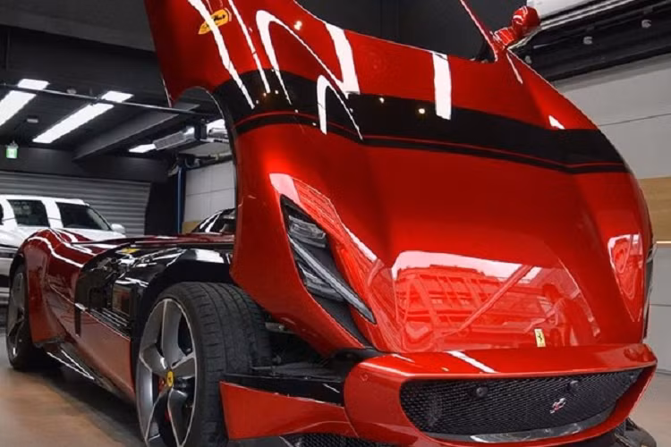 Số lượng siêu xe Ferrari Monza ở Đài Loan ước tính trên 3 chiếc, ngoài chiếc xe Ferrari Monza SP1 trong bài viết này, 1 chiếc xe Ferrari Monza SP1 khác bị bắt gặp tại Đài Loan cũng mang màu đỏ nhưng có khác biệt là sọc đen nằm ngang, chạy hết đầu xe.