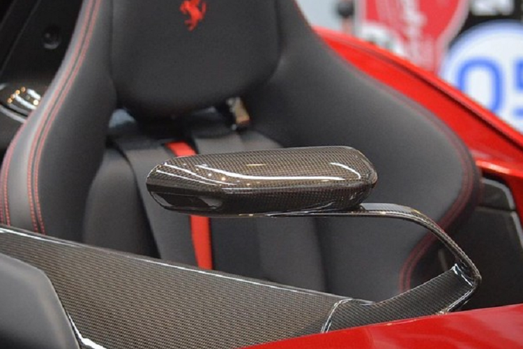 Giá xe Ferrari Monza lúc mới ra mắt thế giới là 1.6 triệu Euro, tương đương 1,82 triệu đô la hay 42,15 tỷ đồng. Nhưng có thể năm sau, các mẫu xe Ferrari Monza được rao bán lại với giá gấp 2 hoặc gấp 3 lần con số đã kể trên. Khi trình làng lần đầu tiên với các khách hàng trên thế giới tại triển lãm ôtô Paris 2018, hãng Ferrari cho biết toàn bộ 499 chiếc siêu xe Ferrari Monza đã có chủ nhân đặt mua từ trước.