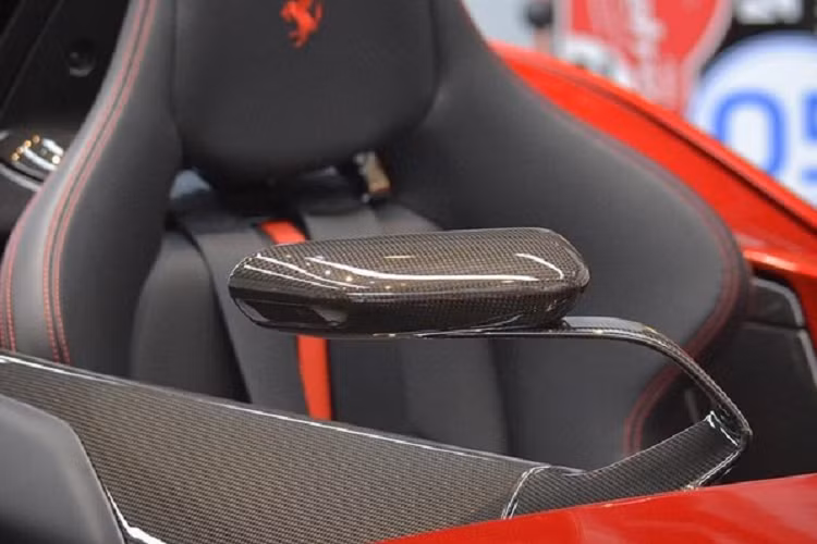 Giá xe Ferrari Monza lúc mới ra mắt thế giới là 1.6 triệu Euro, tương đương 1,82 triệu đô la hay 42,15 tỷ đồng. Nhưng có thể năm sau, các mẫu xe Ferrari Monza được rao bán lại với giá gấp 2 hoặc gấp 3 lần con số đã kể trên. Khi trình làng lần đầu tiên với các khách hàng trên thế giới tại triển lãm ôtô Paris 2018, hãng Ferrari cho biết toàn bộ 499 chiếc siêu xe Ferrari Monza đã có chủ nhân đặt mua từ trước.