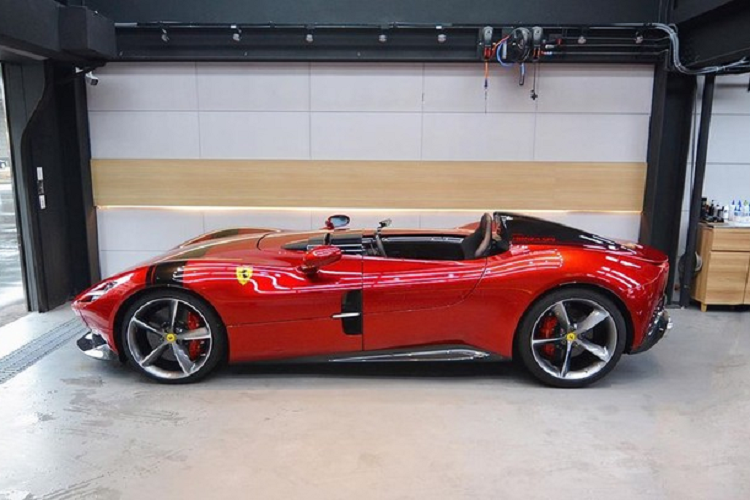 Những cơn mưa bất chợt là nỗi ám ảnh của không ít chủ siêu xe không mui như Ferrari Monza hay McLaren Elva nhưng các hãng xe lại không có động thái giúp khách hàng của mình xử lý tình trạng này, thay vào đó, những cây dù là trợ thủ đắc lực cho người điều khiển siêu xe khi trời mưa bất chợt.