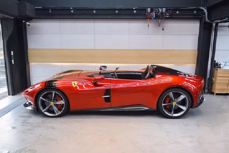 Những cơn mưa bất chợt là nỗi ám ảnh của không ít chủ siêu xe không mui như Ferrari Monza hay McLaren Elva nhưng các hãng xe lại không có động thái giúp khách hàng của mình xử lý tình trạng này, thay vào đó, những cây dù là trợ thủ đắc lực cho người điều khiển siêu xe khi trời mưa bất chợt.