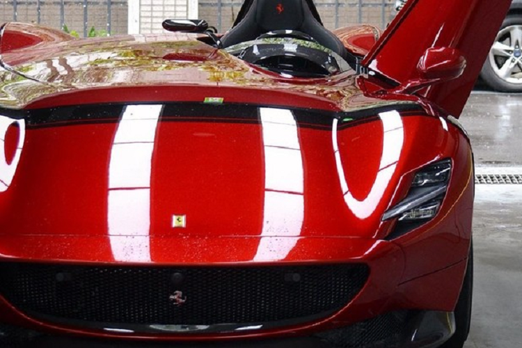 Tuy nhiên, thực tế xảy ra là không ít khách hàng của Ferrari khi lái siêu xe 2 chỗ ngồi Monza SP2 hay là phiên bản Monza SP1 đều gặp tình cảnh éo le khi trời đổ mưa bất chợt. Một số người còn thủ sẵn cây dù để đối phó mưa khi đang lái xe. Chẳng hạn như bức ảnh do Ko Hung 1 nhiếp ảnh gia chụp siêu xe ở Đài Loan đã ghi lại cảnh tượng khá thú vị là người điều khiển chiếc siêu xe Ferrari Monza SP1 không mui phải vừa lái xe vừa lấy dù để che mình và nội thất 1 chỗ ngồi của siêu xe đắt đỏ này không bị nước mưa làm cho ướt sũng.