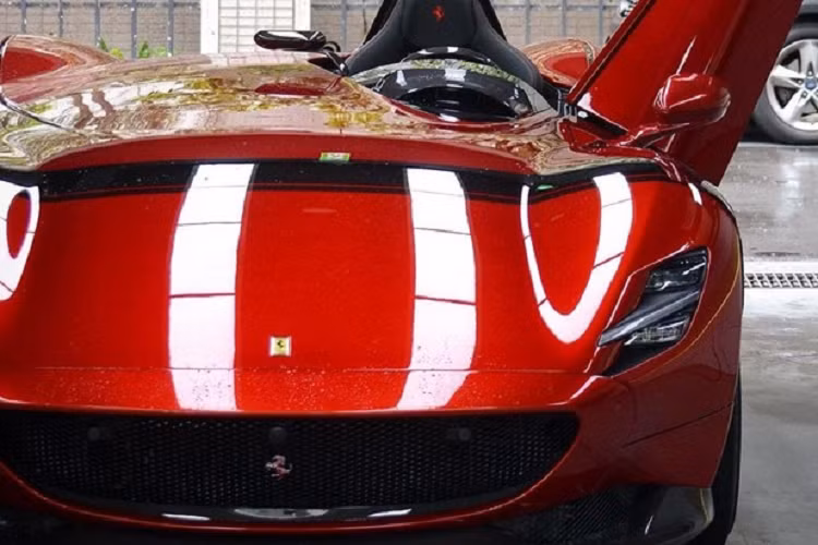 Tuy nhiên, thực tế xảy ra là không ít khách hàng của Ferrari khi lái siêu xe 2 chỗ ngồi Monza SP2 hay là phiên bản Monza SP1 đều gặp tình cảnh éo le khi trời đổ mưa bất chợt. Một số người còn thủ sẵn cây dù để đối phó mưa khi đang lái xe. Chẳng hạn như bức ảnh do Ko Hung 1 nhiếp ảnh gia chụp siêu xe ở Đài Loan đã ghi lại cảnh tượng khá thú vị là người điều khiển chiếc siêu xe Ferrari Monza SP1 không mui phải vừa lái xe vừa lấy dù để che mình và nội thất 1 chỗ ngồi của siêu xe đắt đỏ này không bị nước mưa làm cho ướt sũng.