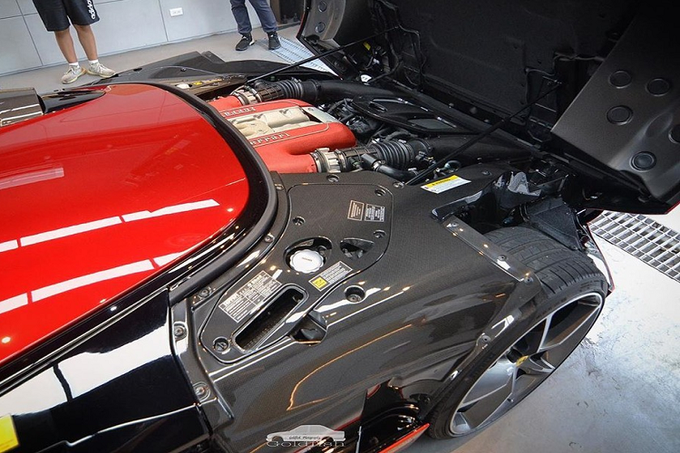 Siêu xe triệu đô Ferrari Monza SP1 đầu tiên đến Đài Loan có màu sơn đỏ rượu vang đi kèm các điểm nhấn với vô số chi tiết bằng carbon, bộ mâm sơn màu tối, logo ngựa chồm màu vàng và nội thất bọc da màu đen với các điểm nhấn hoàn thành màu đỏ và sợi carbon bóng. Ferrari Monza SP1 được trang bị một tấm kính chắn gió ảo rất thú vị và xe có thiết kế không mui.