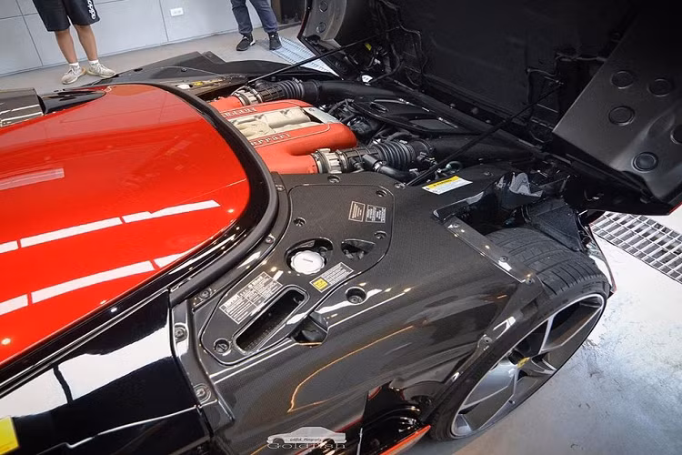 Siêu xe triệu đô Ferrari Monza SP1 đầu tiên đến Đài Loan có màu sơn đỏ rượu vang đi kèm các điểm nhấn với vô số chi tiết bằng carbon, bộ mâm sơn màu tối, logo ngựa chồm màu vàng và nội thất bọc da màu đen với các điểm nhấn hoàn thành màu đỏ và sợi carbon bóng. Ferrari Monza SP1 được trang bị một tấm kính chắn gió ảo rất thú vị và xe có thiết kế không mui.