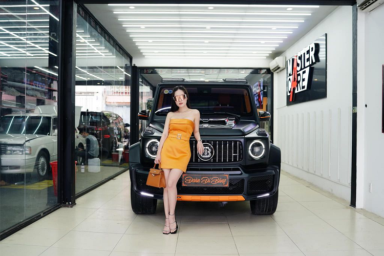 Mới đây, một garage chuyên độ xe danh tiếng ở TP.Hồ Chí Minh đã đăng tải loạt ảnh về siêu phẩm Mercedes-AMG G63 Edition-1 độ Brabus của nữ ca sĩ Di Băng. Đáng chú ý, không chỉ sở hữu gói độ hầm hố ở phần ngoại thất, chiếc xe này còn được chủ nhân cá nhân hoá toàn bộ khoang cabin theo phong cách trẻ trung và thời trang.
