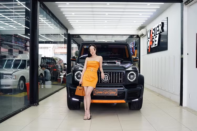 Mới đây, một garage chuyên độ xe danh tiếng ở TP.Hồ Chí Minh đã đăng tải loạt ảnh về siêu phẩm Mercedes-AMG G63 Edition-1 độ Brabus của nữ ca sĩ Di Băng. Đáng chú ý, không chỉ sở hữu gói độ hầm hố ở phần ngoại thất, chiếc xe này còn được chủ nhân cá nhân hoá toàn bộ khoang cabin theo phong cách trẻ trung và thời trang.
