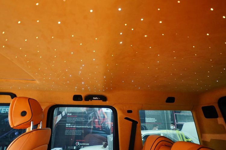 Đối với không gian cabin, chiếc Mercedes-AMG G63 Edition-1 độ Brabus này được chủ nhân thay thế toàn bộ da bọc nội thất sang màu cam nổi bật, tương tự màu của bản G63 Hermes.