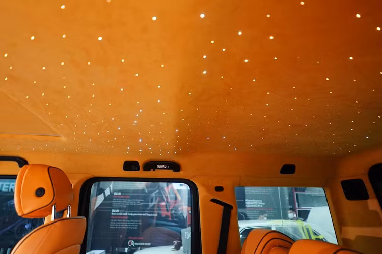 Đối với không gian cabin, chiếc Mercedes-AMG G63 Edition-1 độ Brabus này được chủ nhân thay thế toàn bộ da bọc nội thất sang màu cam nổi bật, tương tự màu của bản G63 Hermes.