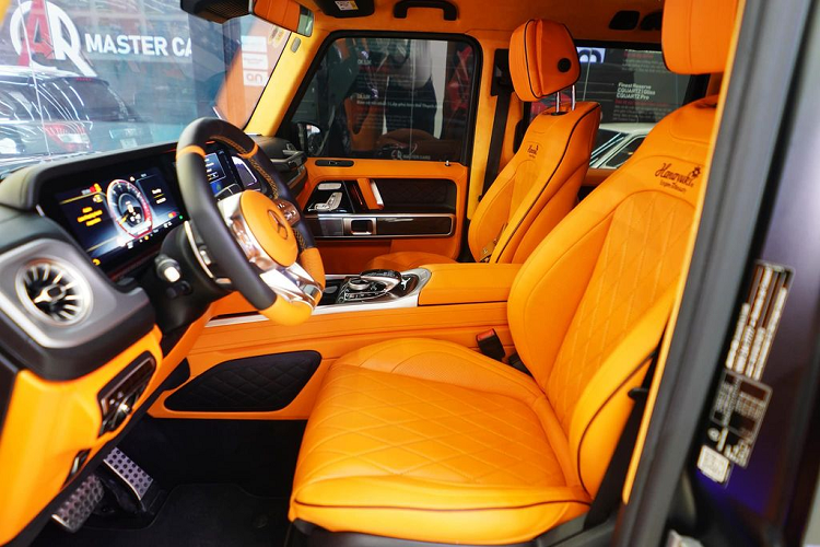 Đối với chiếc Mercedes-AMG G63 Edition-1 này, chiếc xe đã được xưởng độ tại TP.HCM lắp đặt gói độ danh tiếng Brabus với nhiều chi tiết đặc biệt như phần nắp ca-pô, viền đèn xi-nhan, gương chiếu hậu, tay nắm cửa, đèn trợ sáng trên nóc xe đều được ốp sợi carbon, bộ khuếch tán sau được tinh chỉnh với nhiều khe chia gió hơn, nắp bánh xe bằng sợi carbon cùng logo Brabus nổi bật. Đi kèm với đó là trang bị bộ mâm 22 inch sơn đen mờ.