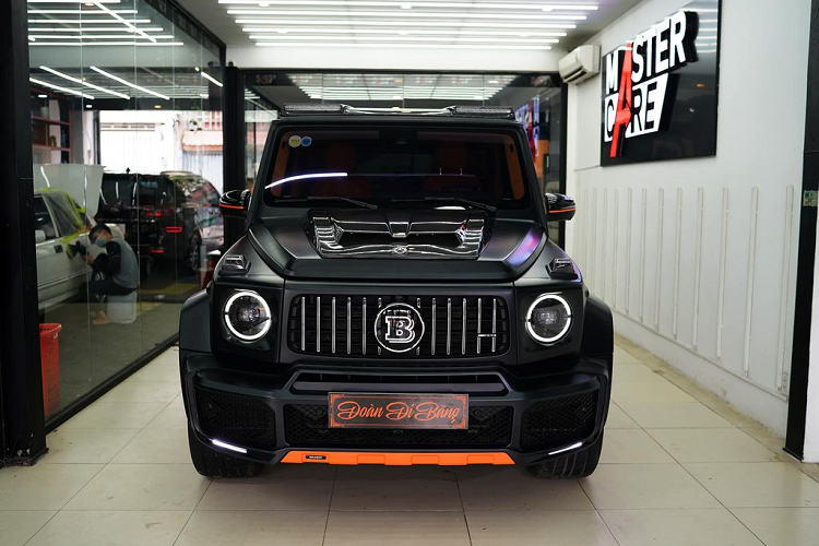Về trang bị động cơ, Mercedes-AMG G63 sử dụng động cơ V8 4.0L tăng áp kép, cho công suất 577 mã lực và mô-men xoắn 850Nm, kết hợp với hộp số tự động 9 cấp. G63 AMG có thể tăng tốc từ 0-100km/h trong 4,5 giây trước khi đạt tốc độ tối đa 220km/h. mức giá xe Mercedes-AMG G63 Edition-1 khoảng hơn 13 tỷ đồng.