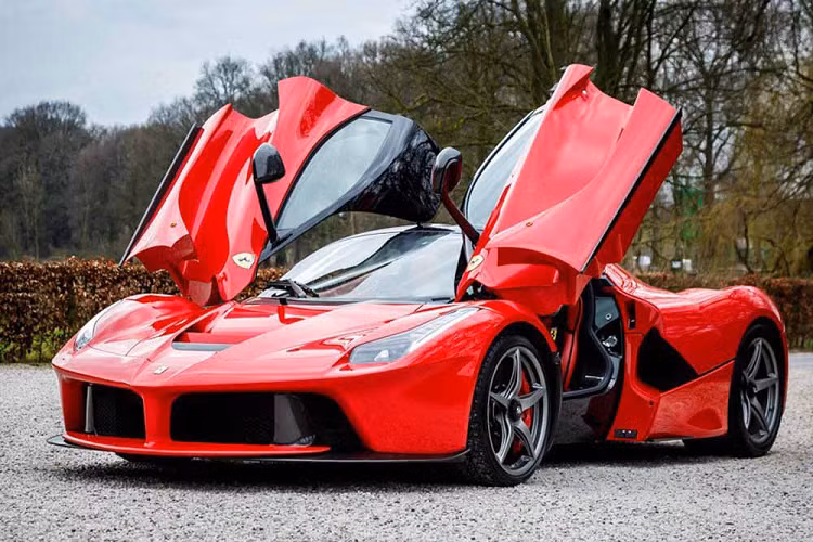 Ferrari LaFerrari được trang bị động cơ V12, dung tích 6.3 lít kết hợp cùng động cơ điện sẽ có tổng công suất tối đa là 950 mã lực và mô-men xoắn cực đại đạt 900 Nm. Siêu xe triệu đô Ferrari LaFerrari có thời gian tăng tốc từ vị trí xuất phát lên 100 km/h chỉ trong 3,1 giây trước khi đạt vận tốc tối đa 350 km.