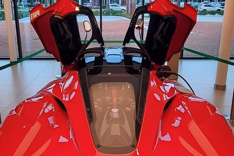 Giá xe Ferrari LaFerrari tăng theo từng năm và nhiều chiếc bị hét giá chóng mặt chỉ qua vài tháng. Giá bán của hãng xe Ý dành cho Ferrari LaFerrari là 1,3 triệu đô la nhưng hiện tại, nhiều chiếc Ferrari LaFerrari được rao bán lại trên 3,3 triệu đô la. Còn chiếc xe Ferrari LaFerrari trong bài viết này được chào giá 3,65 triệu đô la, tương đương 83 tỷ đồng - tuy nhiên khi về đến Việt nam và lăn bánh sẽ lên đến hơn trăm tỷ đồng. 
