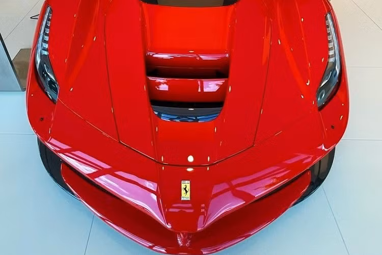 Tại 1 đại lý siêu xe ở Naples, một thành phố ở Quận Collier, Florida, Hoa Kỳ đang xuất hiện trên 15 chiếc siêu xe Ferrari chờ khách đến rước nhưng chỉ có duy nhất đại siêu phẩm LaFerrari được bảo vệ khá nghiêm ngặt, người đến xem chỉ đứng phía ngoài phần dây được đại lý vây xung quanh chiếc xe hypercar này.