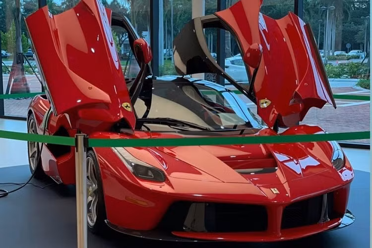 Không chỉ được ngắm xe, nhiều khách tham quan còn có thể tham khảo chiếc Ferrari LaFerrari này qua một trang lý lịch xe được đặt cạnh. Theo đó, siêu phẩm Ferrari LaFerrari sản xuất năm 2014, tức đã có tuổi đời gần 8 năm. Xe trong tình trạng gần như mới tinh vì số đồng hồ công tơ mét chỉ dừng lại ở mức 149 miles, tương đương 239 km. Tất nhiên là đại lý có thể thua đồng hồ xe qua 1 chương trình riêng từng bị các khách hàng tố.