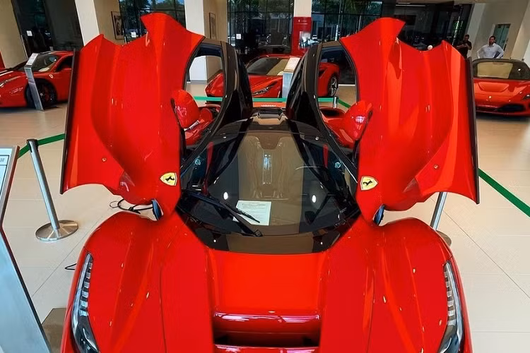 Nếu ai đó nói rằng Ferrari LaFerrari có gì hấp dẫn mà trong hơn 3 năm qua có không ít tin đồn về siêu phẩm Ferrari LaFerrari sắp có mặt tại dải đất hình chữ S nhưng chưa xe nào về thì chắc hẳn sẽ không nắm quá nhiều thông tin về mẫu xe hybrid lịch sử của Ferrari. Hiện tại, có hơn 80 chiếc xe Ferrari LaFerrari đang được rao bán lại trên toàn thế giới, và chỉ cần nhìn vào mức giá thách cưới của xe cũng đủ để giải đáp cho thắc mắc trên.