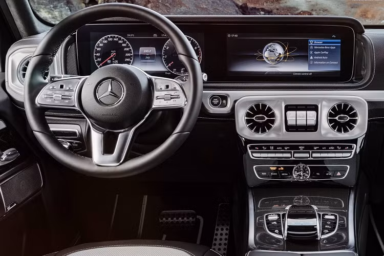 Còn lại, thiết kế nội thất của G-Class 2022 không có khác biệt nào so với các phiên bản "tiền nhiệm". Bảng tablo gồm 2 màn hình kỹ thuật số nối liền nhau, cụm điều khiển trung tâm chưa được nâng cấp thành dạng touchpad cỡ lớn như các dòng xe khác của Mercedes-Benz.