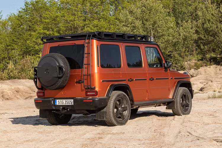 Tại Đức, G-Class 2022 giữ nguyên các tùy chọn động cơ, gồm máy dầu G 350 d, G 400 d, máy xăng G 500 và bản hiệu năng cao AMG G 63. Hộp số tự động 9 cấp và hệ dẫn động 4 bánh là trang bị tiêu chuẩn. Mức giá xe Mercedes-Benz G-Class 2022 cụ thể chưa được công bố.