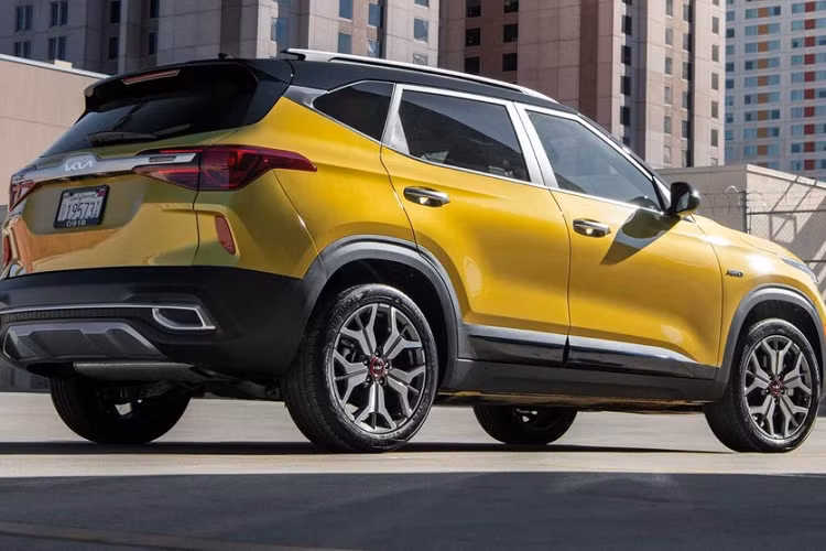 So với bản thường, Kia Seltos Nightfall Edition 2022 sở hữu một số chi tiết khác biệt ở ngoại thất. Cụ thể, đúng như cái tên Nightfall Edition, phiên bản này sẽ được trang bị lưới tản nhiệt, baga nóc và thanh ba-bô-lê bên sườn đều được sơn màu đen. Bên cạnh đó là bộ vành hợp kim 18 inch được sơn màu đen nhám.