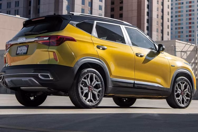 Giá xe Kia Seltos 2022 khởi điểm tại thị trường Mỹ là 22.490 USD (khoảng 517 triệu đồng), chưa bao gồm chi phí vận chuyển và giao xe. So với phiên bản cũ ra mắt thị trường Mỹ vào năm 2019, Kia Seltos mới tăng giá 500 USD. Trong khi đó, bản Nightfall Edition có giá 26.690 USD (614 triệu đồng) và con số tương ứng của bản SX AWD cao cấp nhất là 27.990 USD (644 triệu đồng).