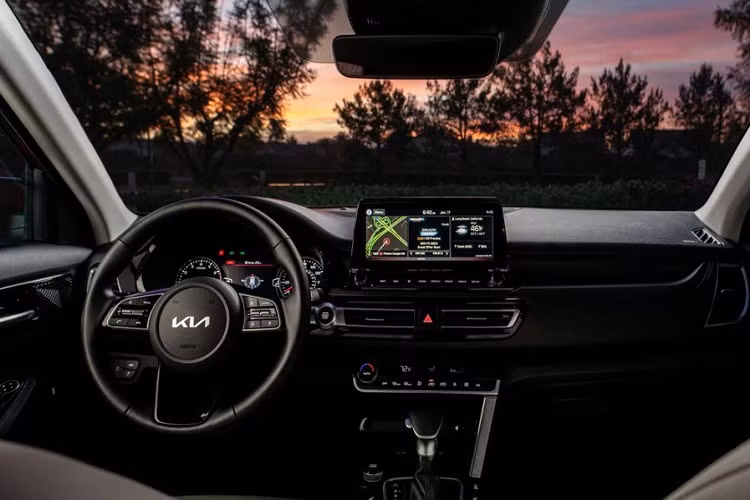 Ngoài ra, tương tự các phiên bản còn lại của dòng Seltos ở thị trường Mỹ, Nightfall Edition cũng sử dụng logo mới của thương hiệu Kia ở đầu xe, đuôi xe và trong nội thất. Đây là logo mới đã được hãng Kia giới thiệu vào đầu năm nay với thiết kế cao cấp hơn. Nằm bên dưới nắp ca-pô của Kia Seltos Nightfall Edition 2022 là khối động cơ xăng 4 xi-lanh, tăng áp, dung tích 1.6L, sản sinh công suất tối đa 177 mã lực và mô-men xoắn cực đại 265 Nm. Động cơ này kết hợp với hộp số tự động ly hợp kép 7 cấp.