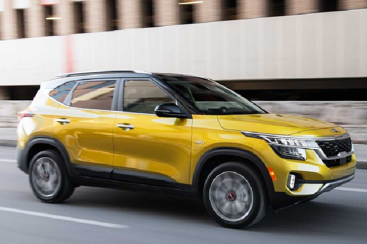 Chưa hết, Kia Seltos 2022 bản S ở Mỹ sẽ có cả hệ dẫn động cầu trước hoặc 4 bánh toàn thời gian. Bên trong bản S này xuất hiện thêm những trang bị mới như màn hình thông tin giải trí 10,25 inch, hệ thống định vị, điều hòa tự động và khởi động máy từ xa. Trong khi đó, bản SX AWD lại có vô lăng vát đáy thể thao và nội thất màu đỏ mận mới. Ngoài động cơ tăng áp 1.6L kể trên, Kia Seltos 2022 tại Mỹ còn có một tùy chọn nữa là máy xăng 4 xi-lanh, hút khí tự nhiên, dung tích 2.0L với công suất tối đa 146 mã lực.